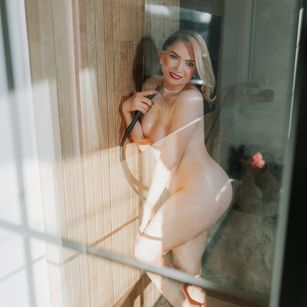 Model - AnnaAmour heels