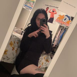 Model - Violet Syns skinny