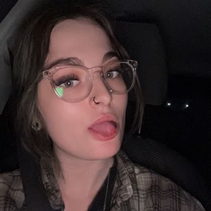 Model - Violet Syns brunette