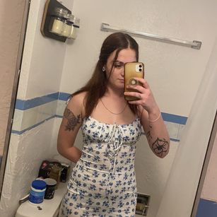 Model - Violet Syns pale