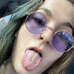 Model - Violet Syns skinny