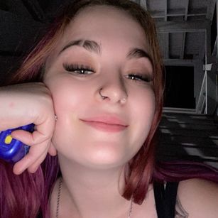 Model - Violet Syns pale