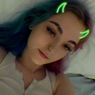 Model - Violet Syns pale