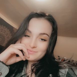 Model - Violet Syns brunette