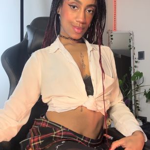 Model - Ominira feets