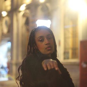 Model - Ominira feets