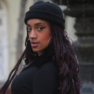 Model - Ominira feets