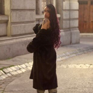 Model - Ominira feets