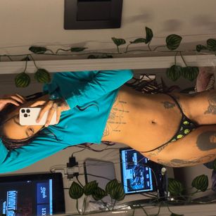 Model - Ominira feets