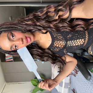 Model - Ominira feets