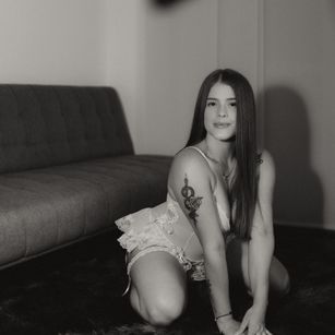 Model - HannaCutte feet