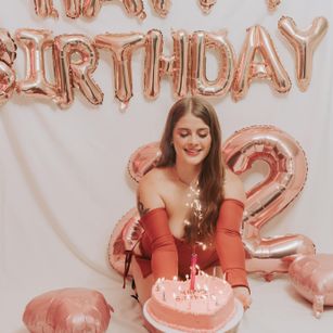 Model - HannaCutte feet