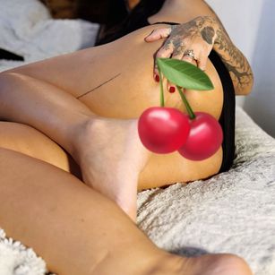 Model - Tattoo Vixen feet