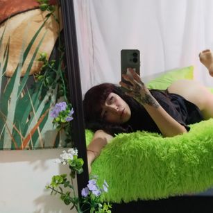 Model - jaadee18 feet