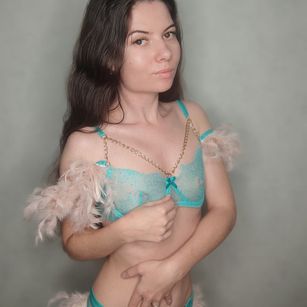 Model - AlisiaNovo heels