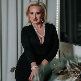 Model - NathalieNat dildo