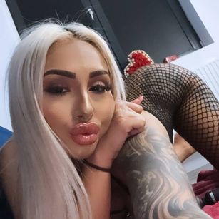 Model - GoldenAmber dildo