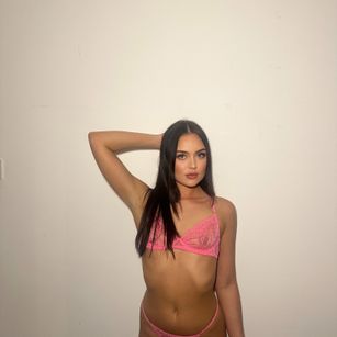 Model - PerriePlays pussyplay