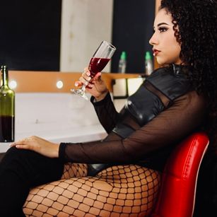 Model - Crystal Charm joven