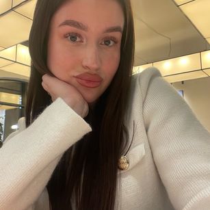 Model - Miss Lola striptease