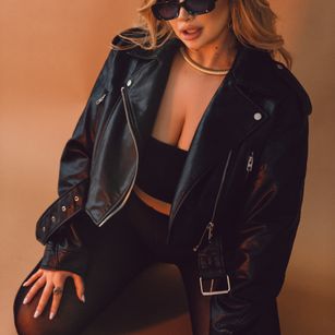 Model - Amberseyes Curvy