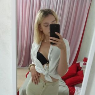 Model - LucyGoldi ass