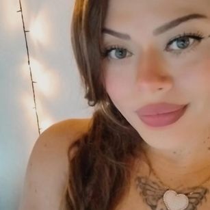 Model - Jade Winstor oil