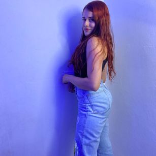 Model - CloeSweet striptease