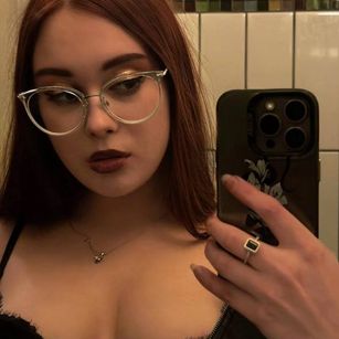 Model - AnikaWartz glasses