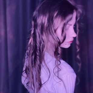 Model - Amelia redhead