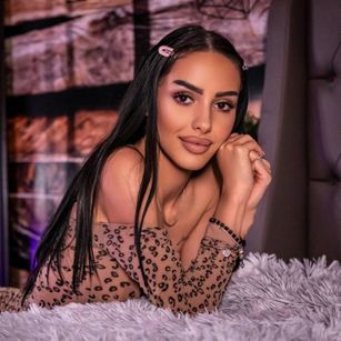 Model - AngeliqueTess brunette