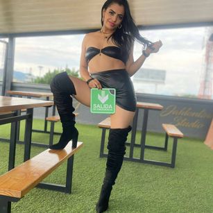 Model - Narella caliente