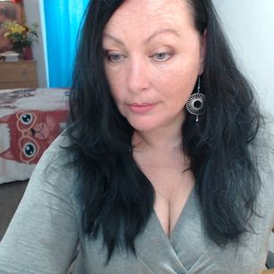 Model - BruneteBBW heels