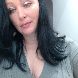 Model - BruneteBBW heels