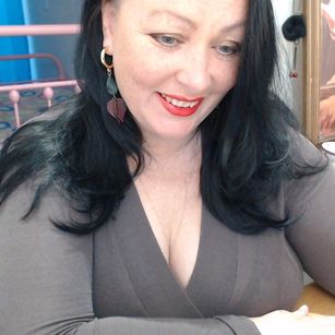 Model - BruneteBBW heels