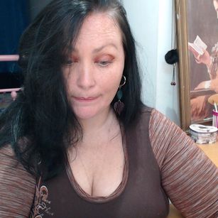 Model - BruneteBBW heels