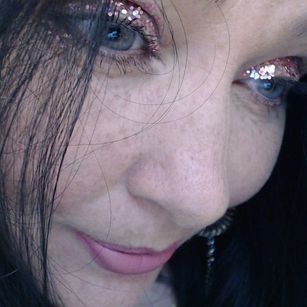 Model - BruneteBBW heels