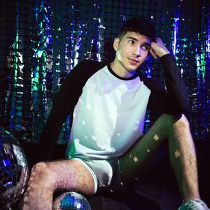 Model - Poollparty hairy