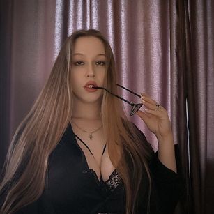 Model - Sweet Milana stockings