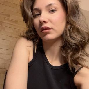 Model - CarolineTodd skinny