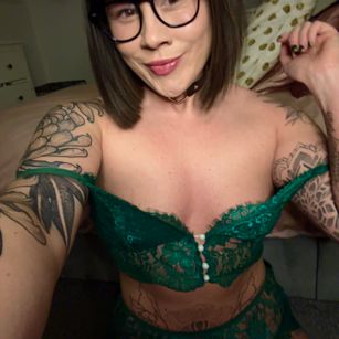 Model - Eva Rose submissive