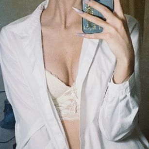 Model - AliceMono Blonde