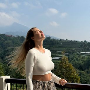 Model - Emma MoonGirl elegant