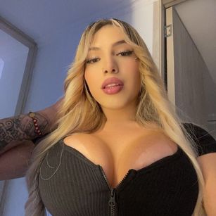 Model - evelyn valeria pena latina