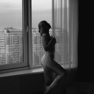 Model - AmelyDragons naked