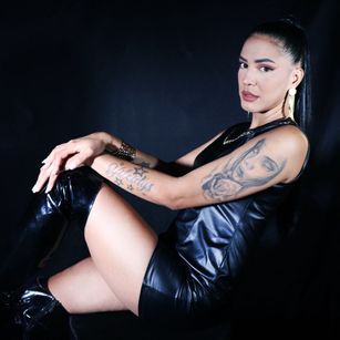 Model - JoannaCox dildo