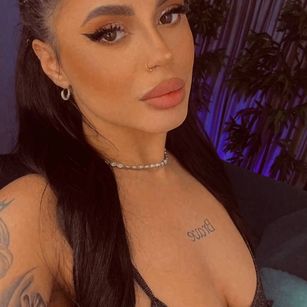 Model - Deborah smalltits