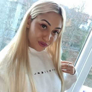 Model - JasminHere dildo