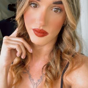 Model - Elian Moon cum