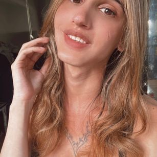 Model - Elian Moon latina